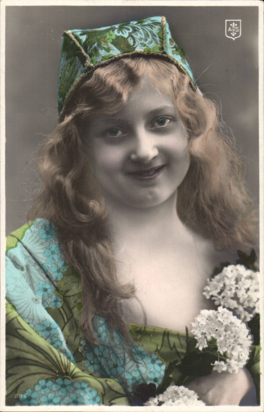 Pretty Woman with flowers - CPA