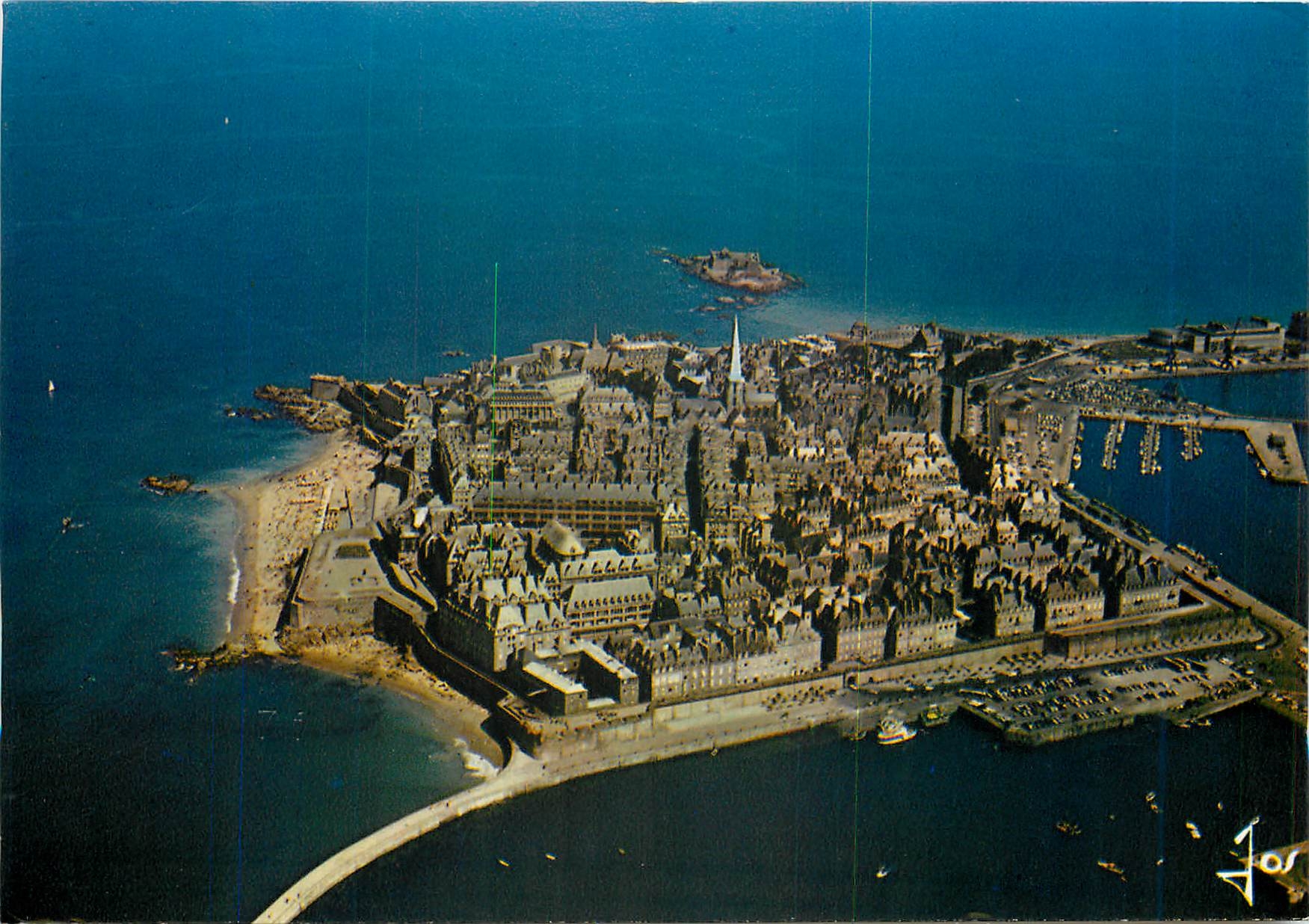 CPM Saint Malo (I et V) Vue generale sur la ville close entre les remparts