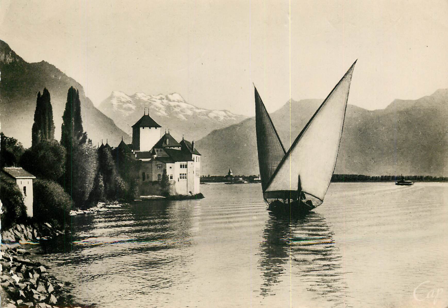 CPM Lac Leman Chateau de chillon et la Dent du Midi Bateau