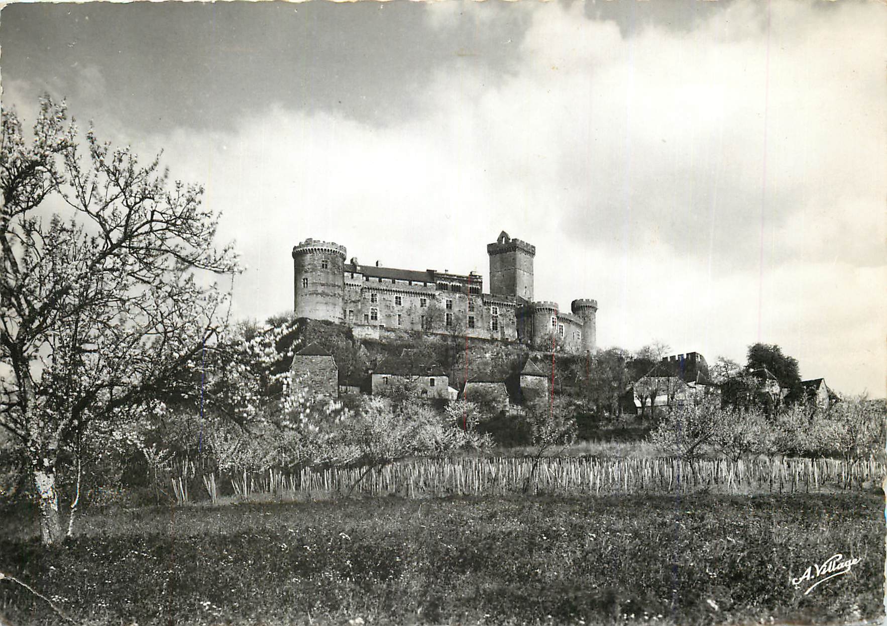 CPM Le Lot illustre Bretenoux Chateau de Castelnau Facade sud