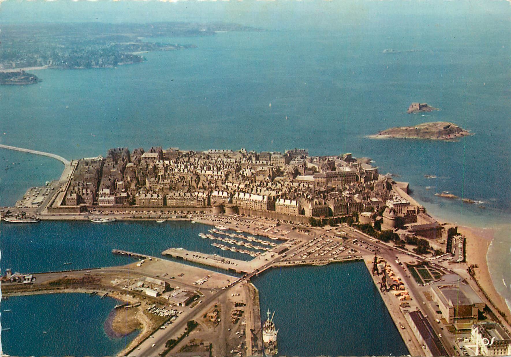 CPM St Malo (I et V) Vue generale des bassins et de la ville dans les remparts