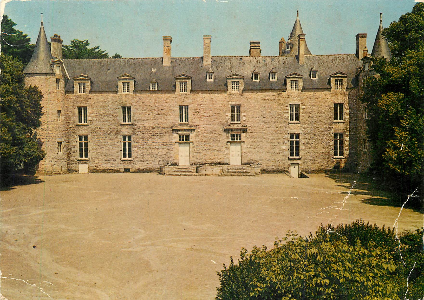 CPM Chateau de Bienassis en Erquy (C du N) La cour d'honneur