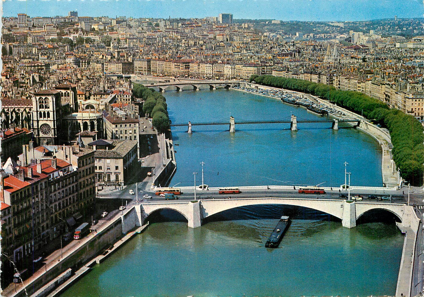 CPM Lyon Vue aerienne sur la Vallee de la Saone au premier plan le pont Bonaparte a gauche Cathedral
