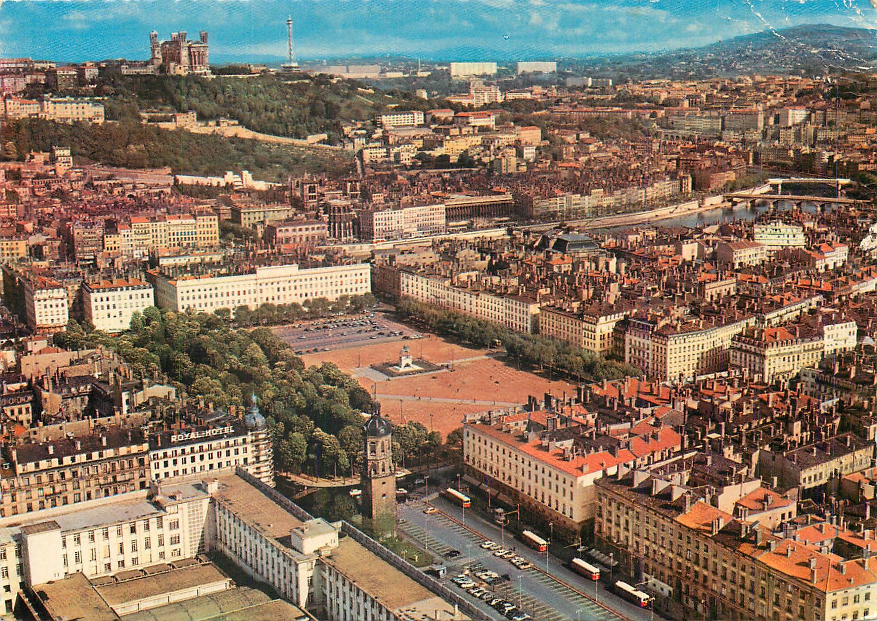 CPM Lyon (Rhone) vue aerienne place Antonin Poncet et Bellecour la Saone et la colline de Fourviere