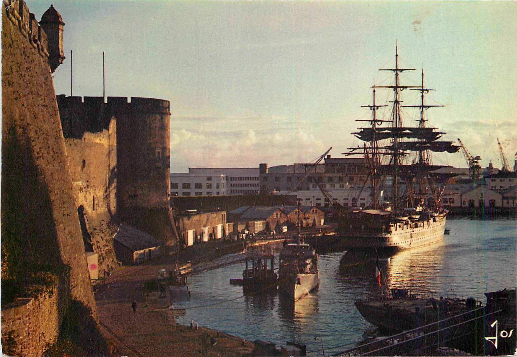 CPM Brest (Finistere) La navire ecole Americo Vespuci dans le port de Brest