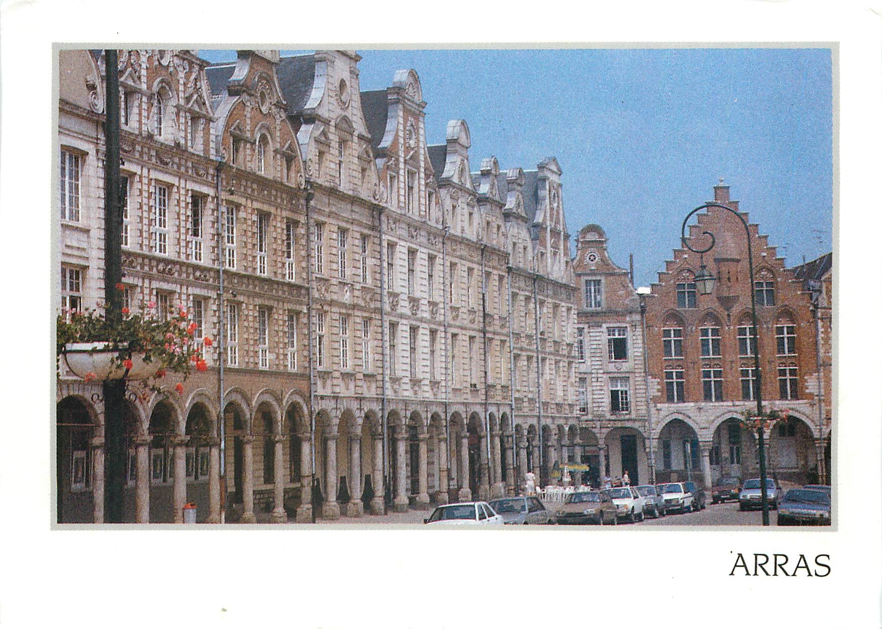 CPM Arras (Pas de Calais) La grande Place les Arcades