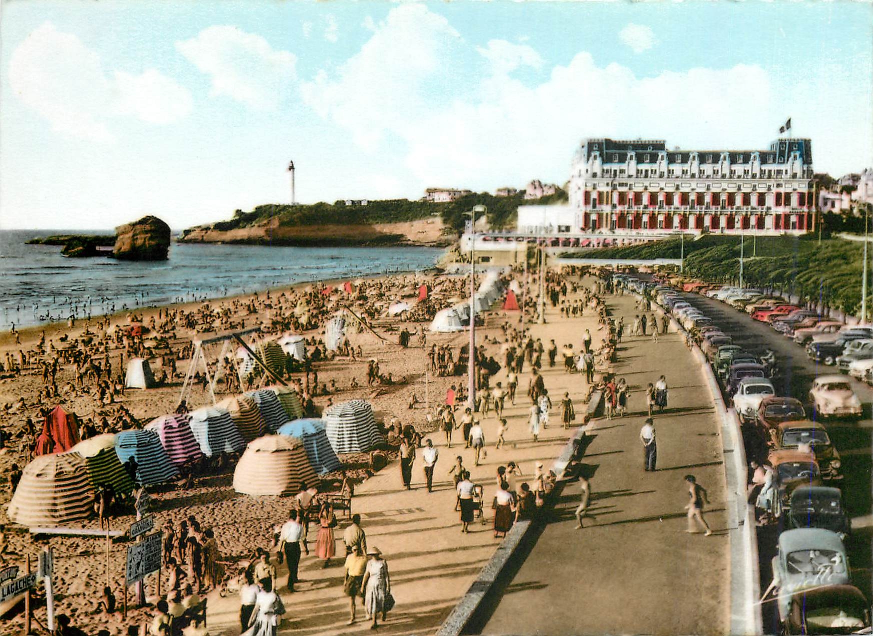 CPM Biarritz vue sur la Grande Plage L'Hotel du palais et le Phare