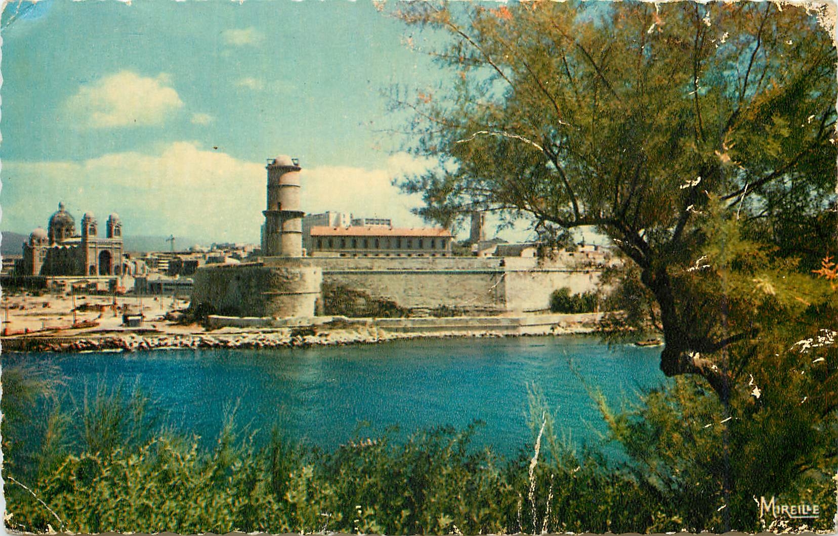 CPM Marseille La Cathedrale et le fort Saint Jean vus des Jardins du Pharo 