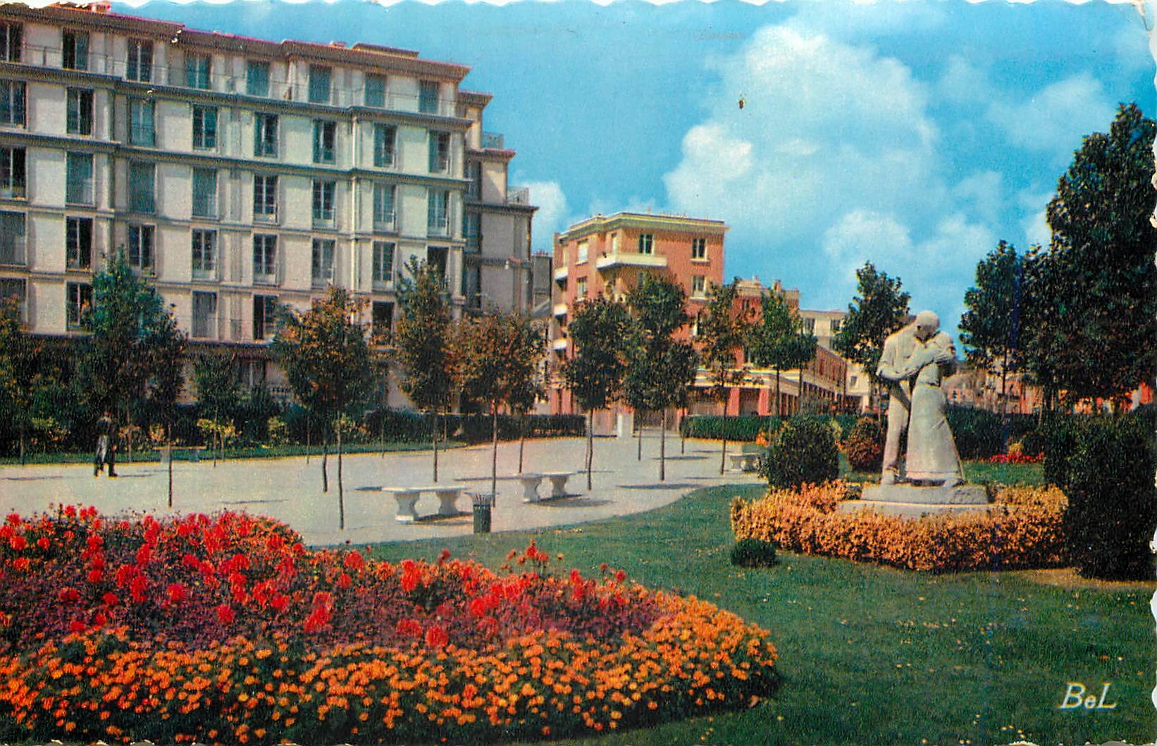 CPM Le Havre Un coin du square Saint Roch 