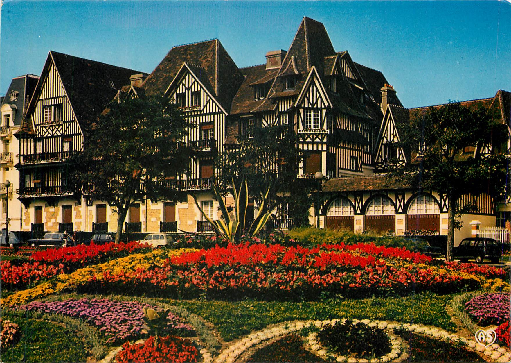 CPM Cabourg Calvados La Plage de fleurs le Normandie Hotel et les Jardins 