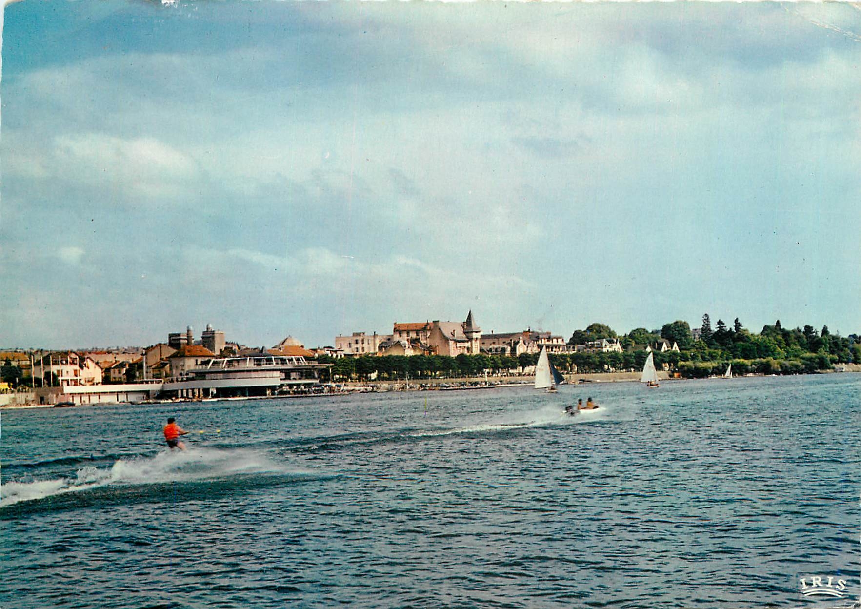 CPM Vichy Allier Lac d'Allier et la rotonde du Yacht Club Ski nautique