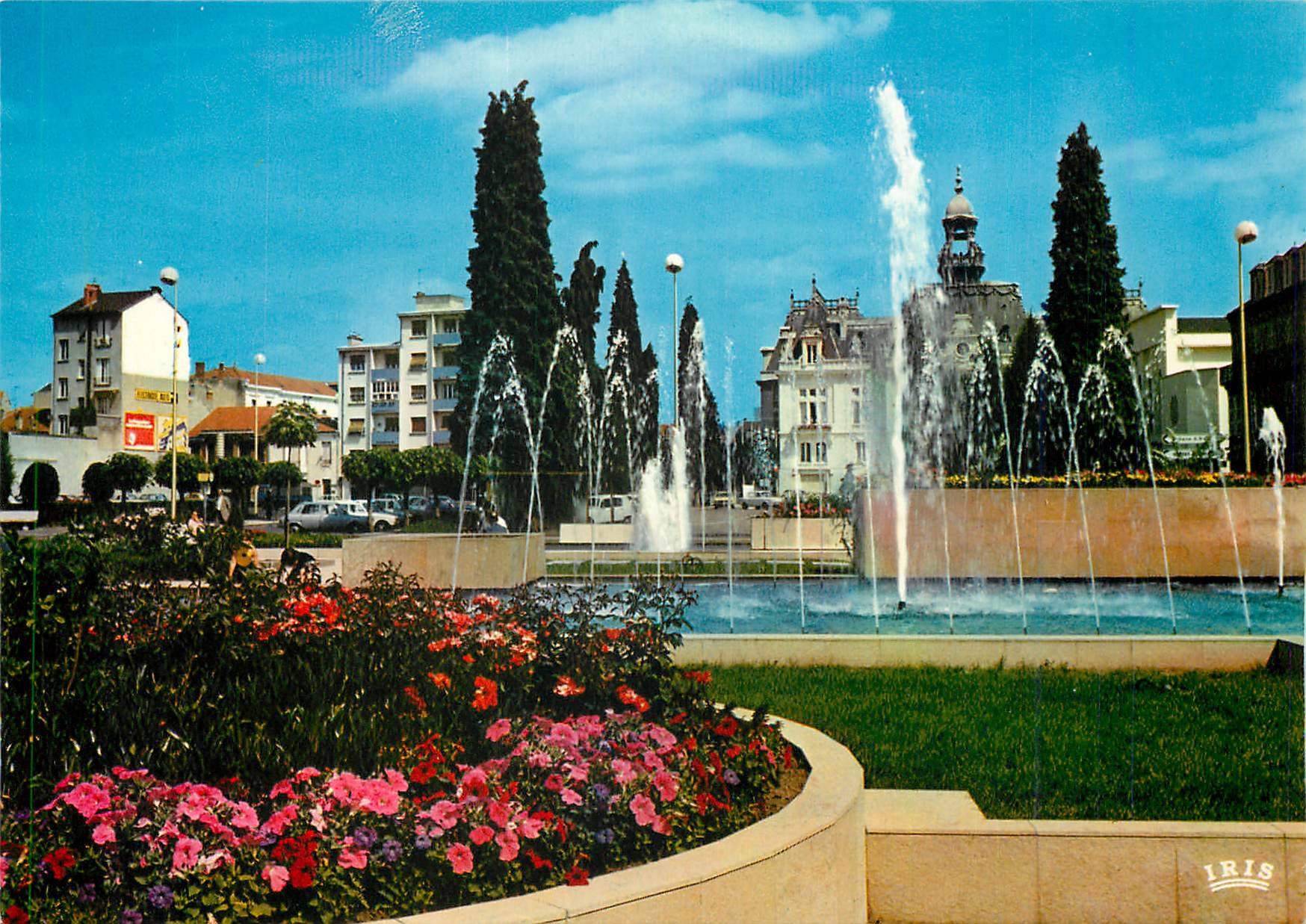 CPM Vichy La Place Charles de Gaulle Ses jets d'Eau ses massifs floraux
