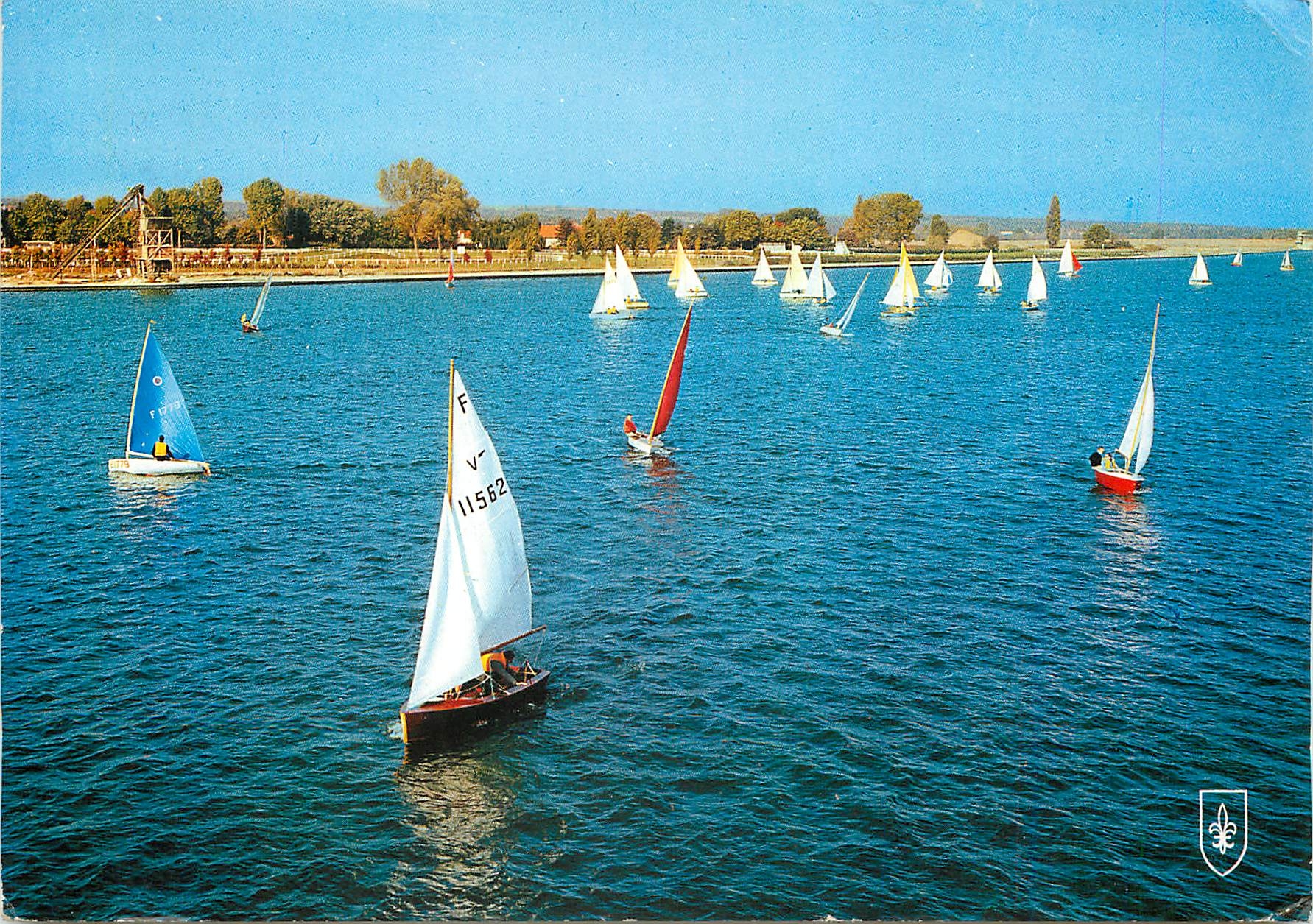 CPM Vichy Allier Regates sur le Lac d'Allier
