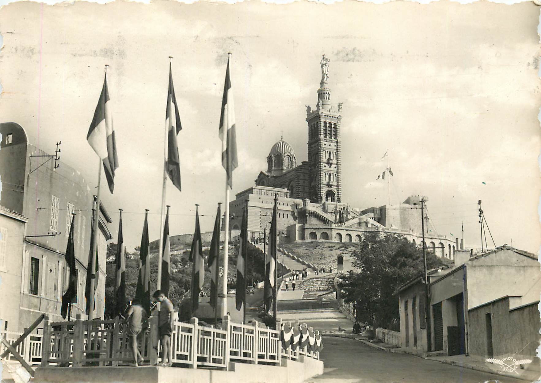 CPM Marseille La Basilique de Notre Dame de la Garde Au premier plan le Char Jeanne d'Arc 