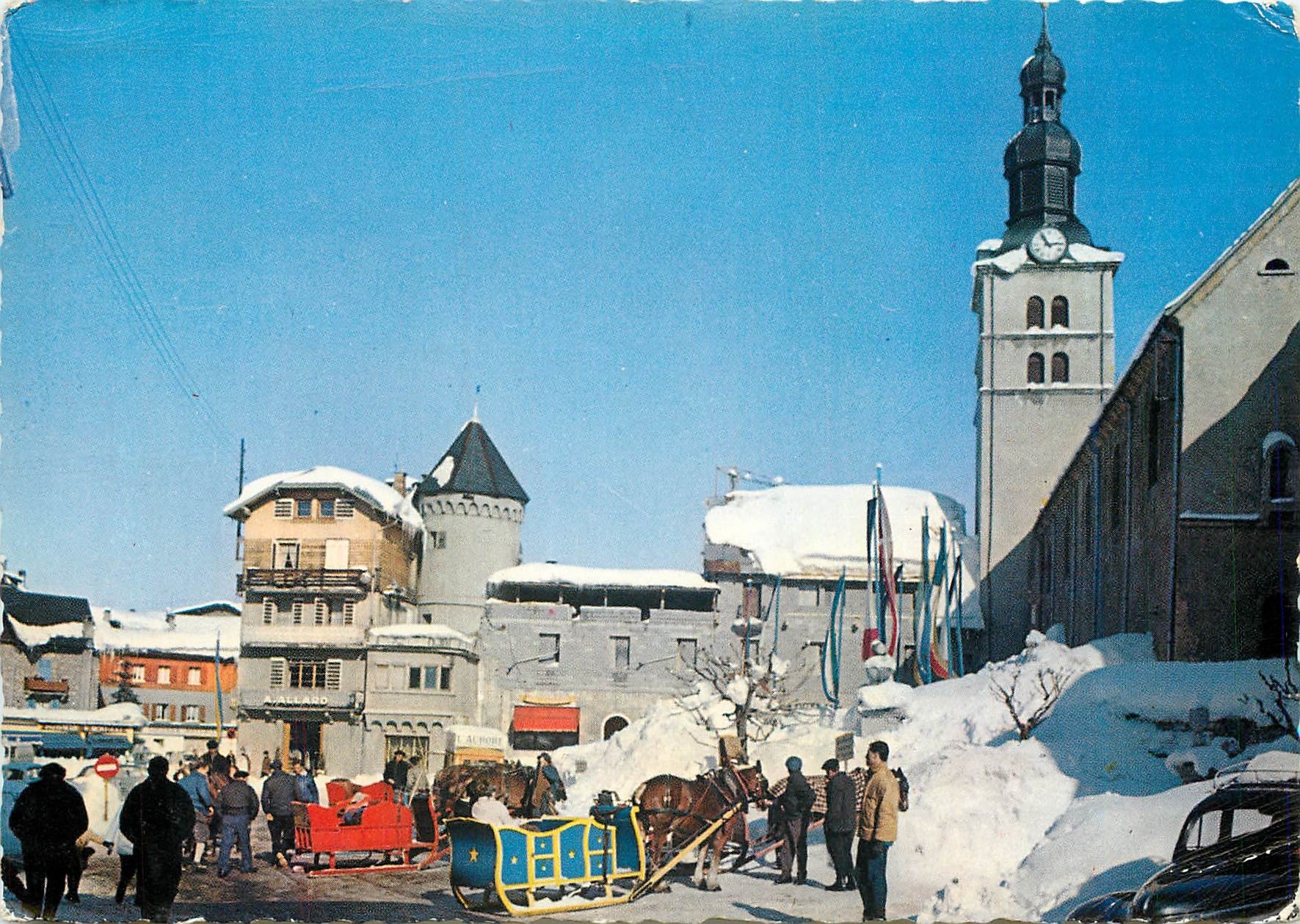 CPM Megeve Place de l'Eglise le Prieure et les Traineaux