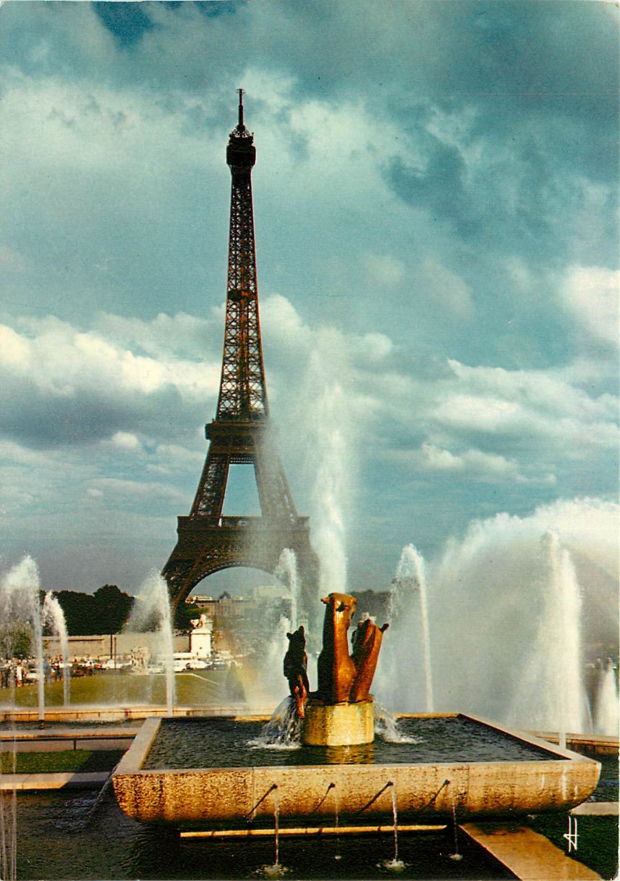 CPM Paris La Tour Eiffel et Jardin du Palais de Chaillot 