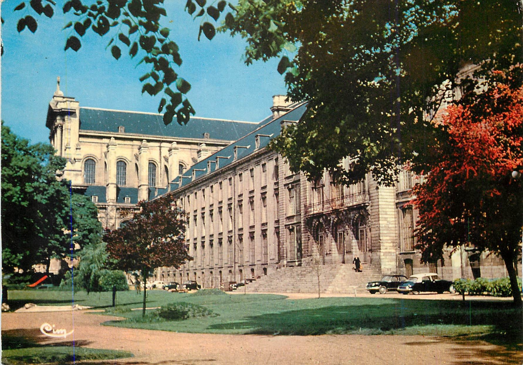 CPM Arras (P de C) Le Palais St Vaast et la Cathedrale