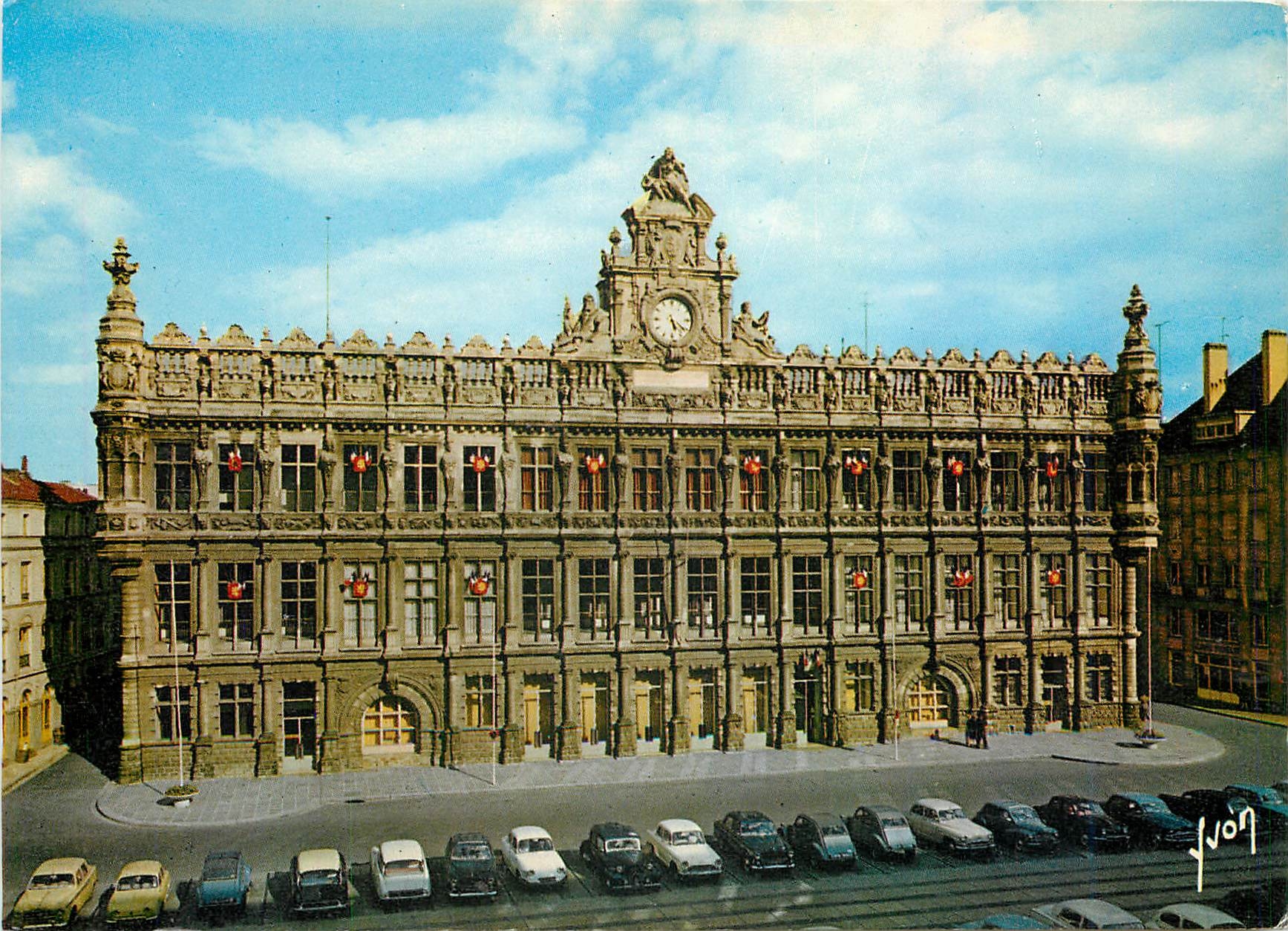 CPM Valenciennes (Nord) L'Hotel de Ville construit en 1612