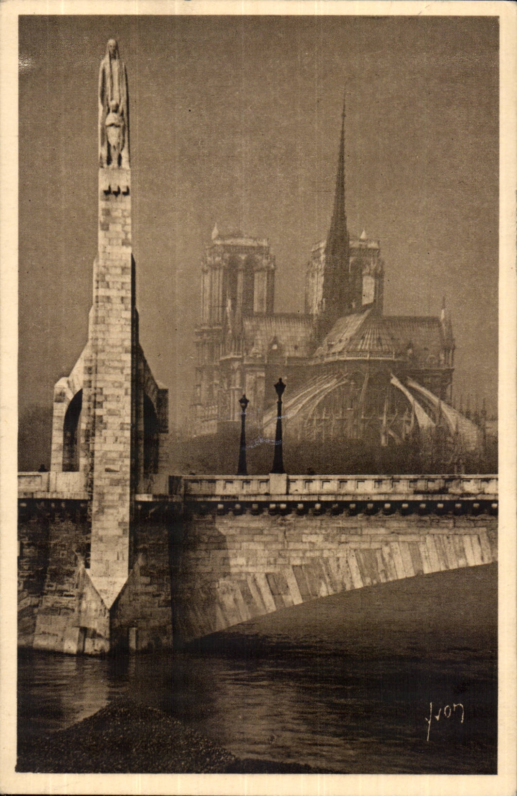 Paris CPA Notre DAme et statue de Ste Genevieve