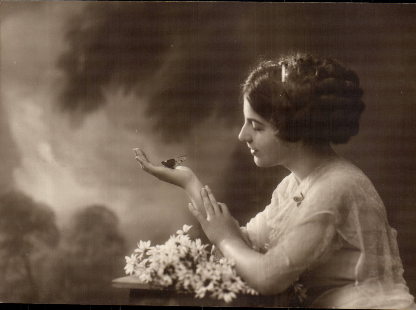 Fantasy - Woman - Lovely Woman gazing At butterfly - CPA (Hungarian chart Hungary Hungary)