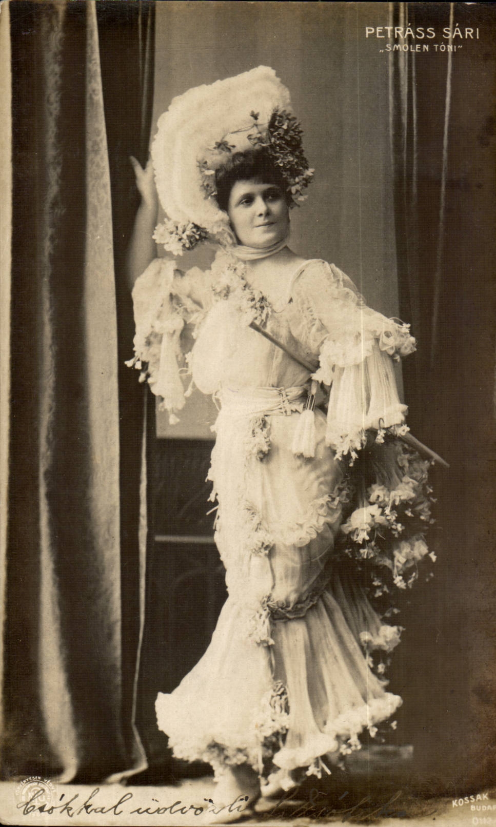 Fantasy - Woman - Smiling Woman with feathered and extravagant dress CPA (Hungarian chart Hungary Hunga