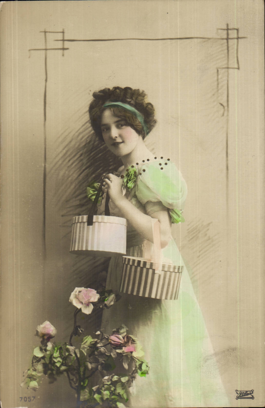 Fantasy - Woman - Woman carrying hatbox (Hungarian chart Hungary Hungary) - CPA