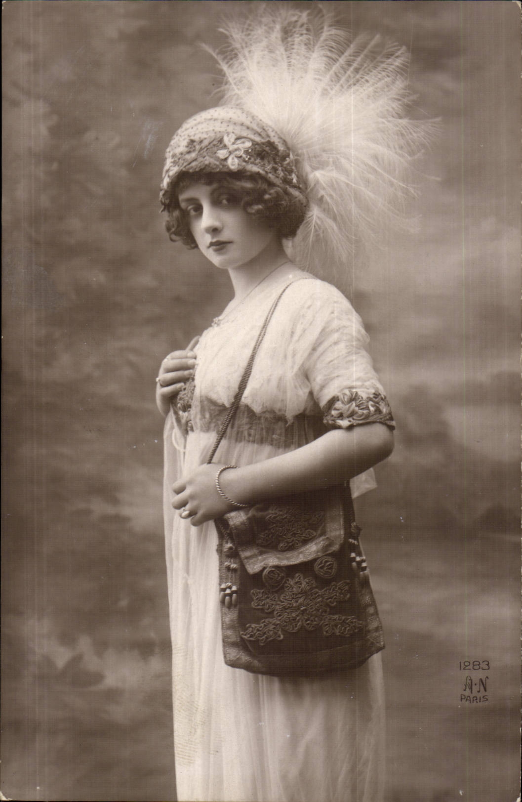 Fantasy - Woman - Woman with feathered hat CPA (Hungarian chart Hungary Hungary)