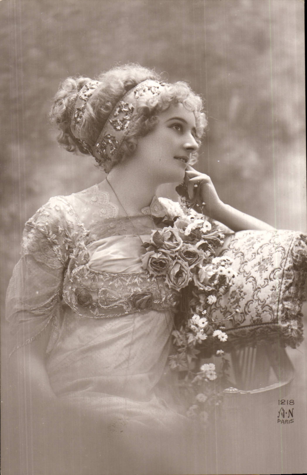 Fantasy - Woman - Woman with serene spalling hammer (Hungarian chart Hungary Hungary) CPA