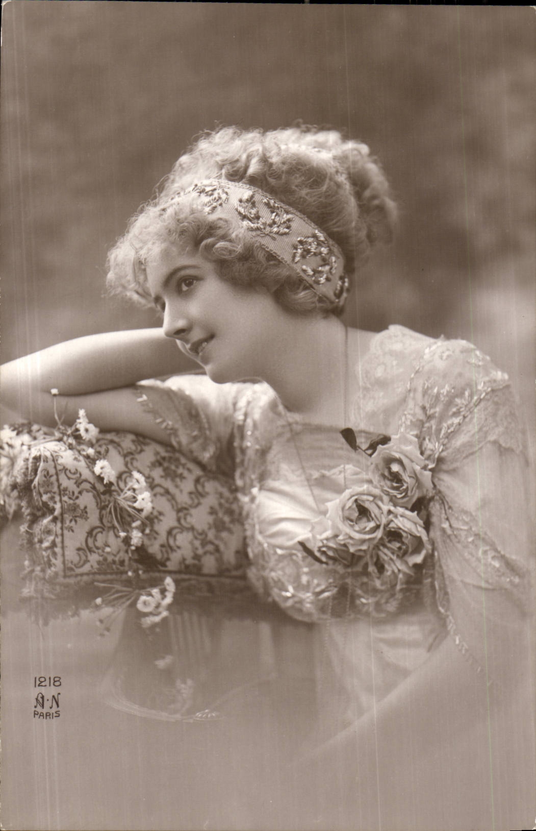 Fantasy - Woman - Woman with serene spalling hammer (Hungarian chart Hungary Hungary) CPA