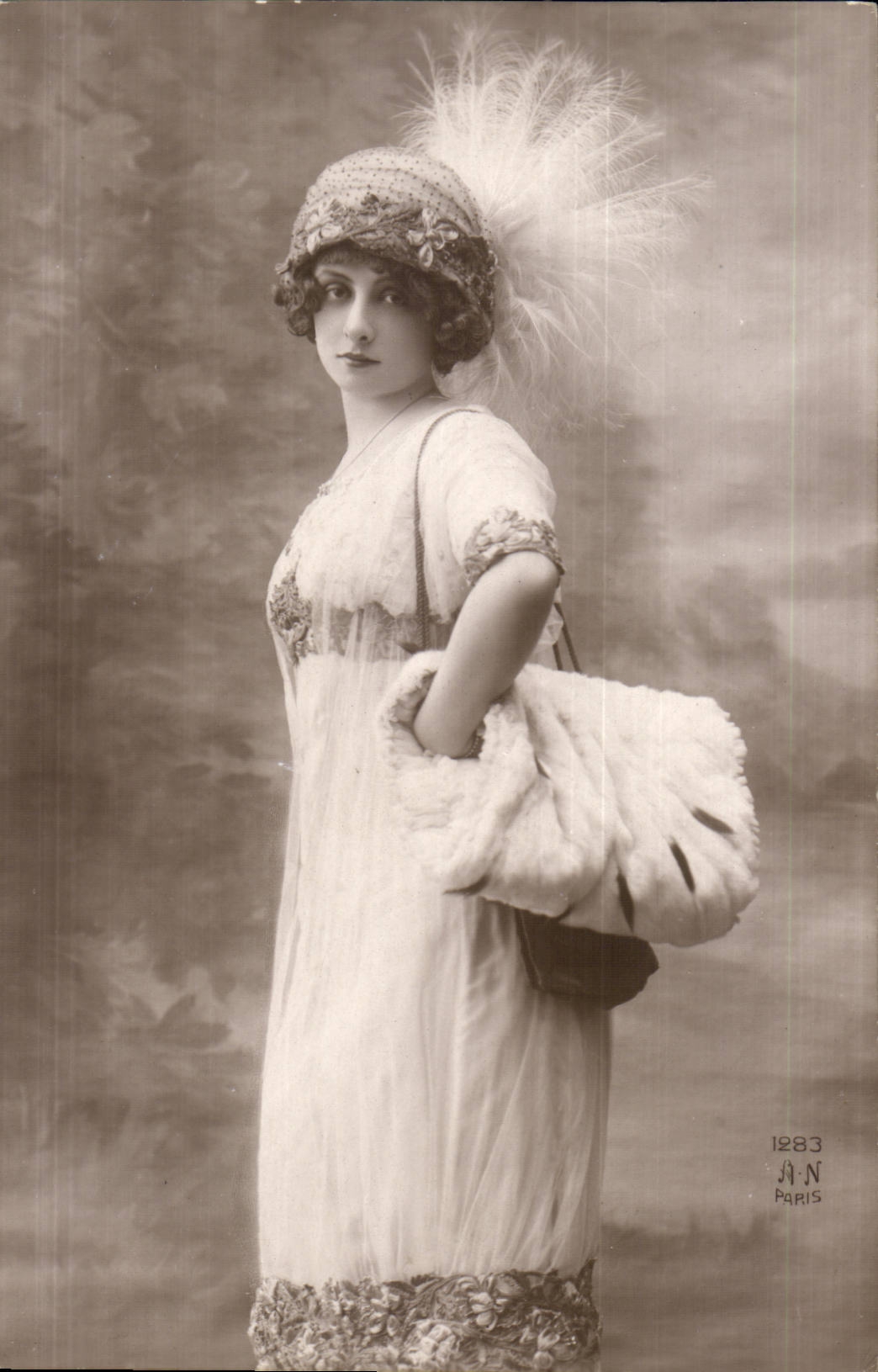 Fantasy - Woman - Beautiful Woman with feathered hat (Hungarian chart Hungary Hungary) CPA