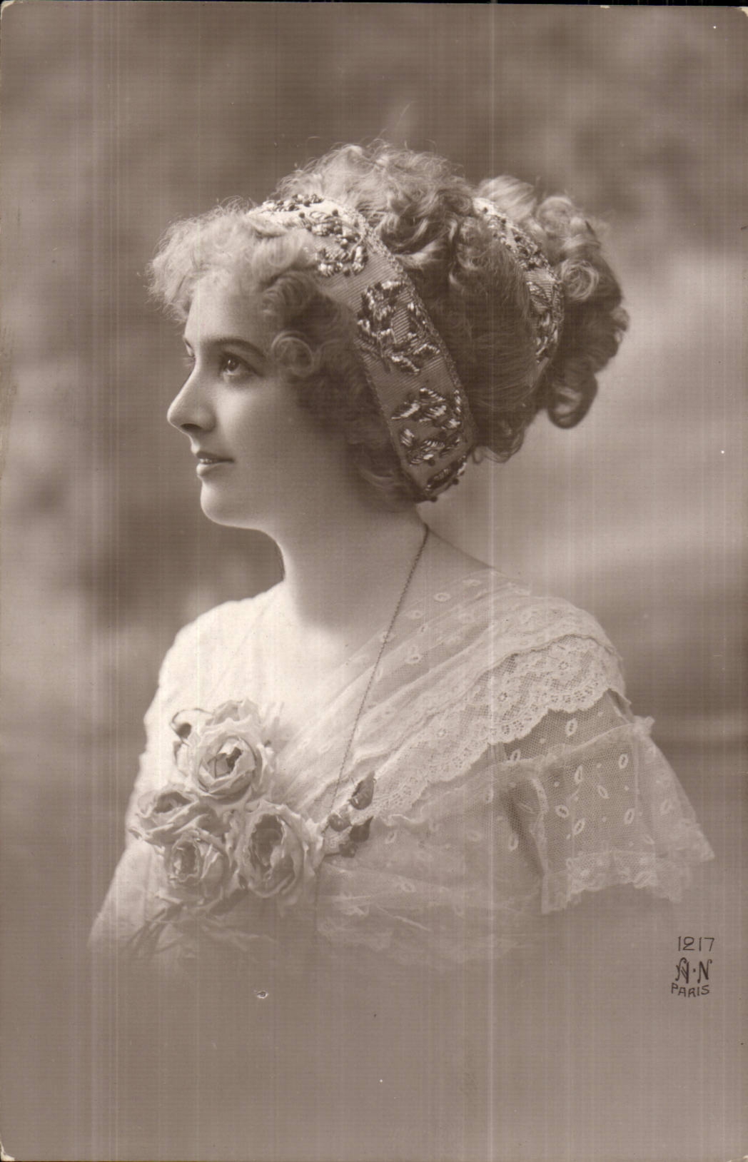 Fantasy - Woman - Beautiful Woman with elegant hairdo - CPA (Hungarian chart Hungary Hungary)