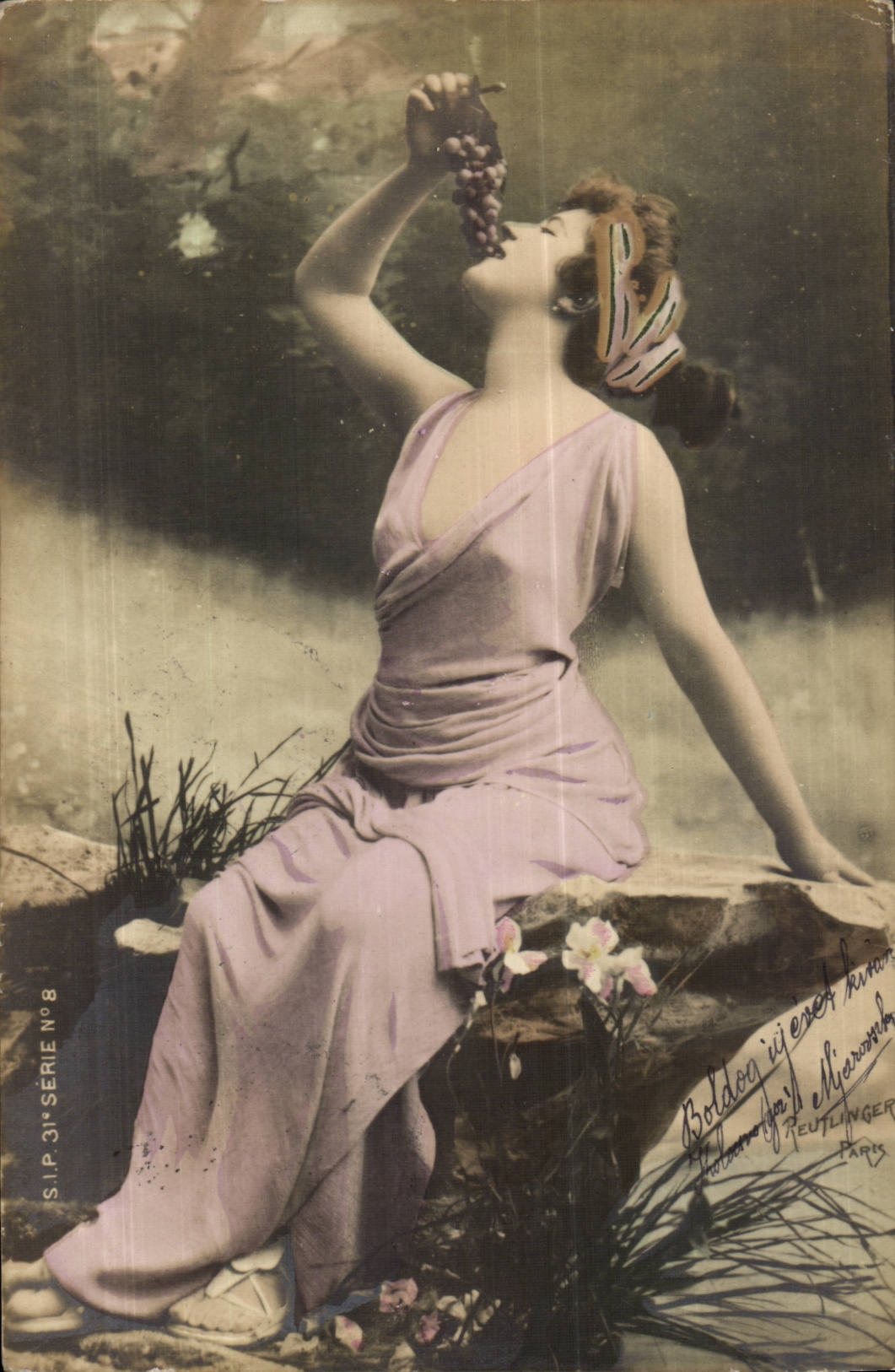 Fantasy - Woman - Woman in toga gracefully eating bunches (Hungarian chart Hungary Hungary) - CPA