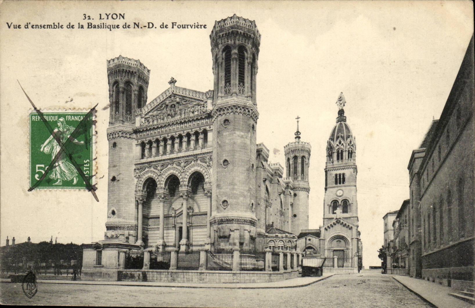 Lyon - Vue d'ensemble de la basilique de Notre Dame de Fourviere -- CPA - 