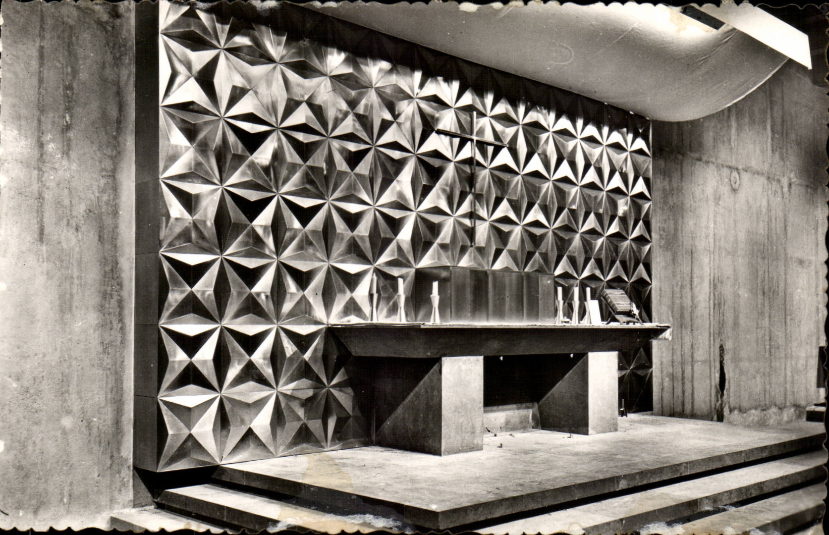 Lourdes - Holy Sanctuary Black and white X - the Church sousterraine CPA -