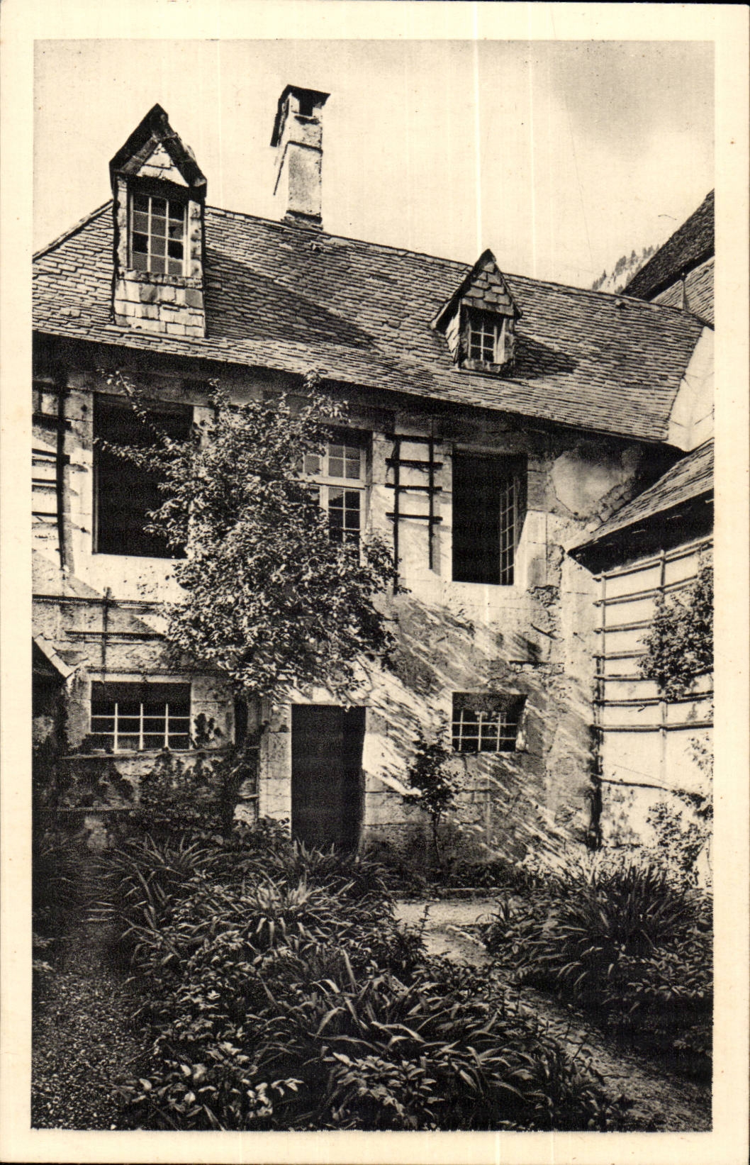 CPA Monastery of large chartreuse the Interior of a cell the garden