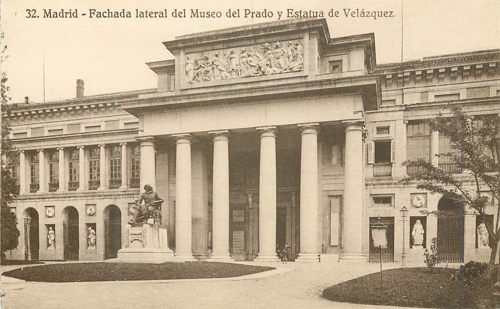 CPA Madrid Fachada lateral del Museo del Prado y Estatua de Velazquez 