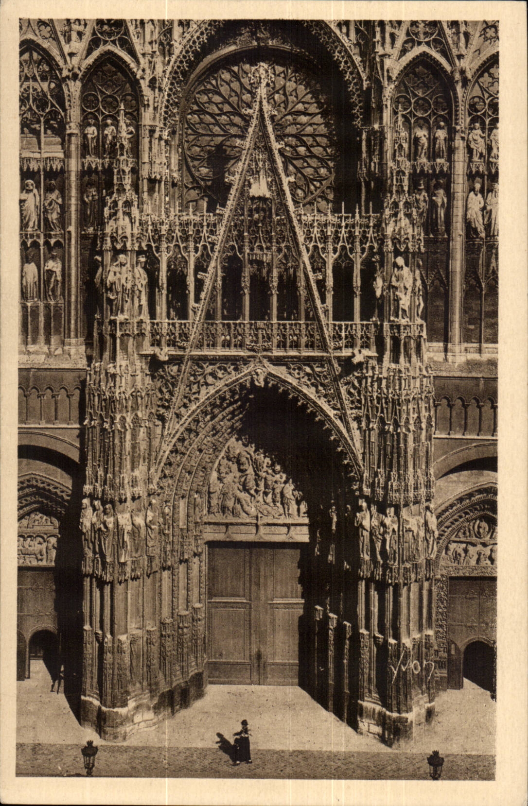 Rouen cPA Detail of the gate