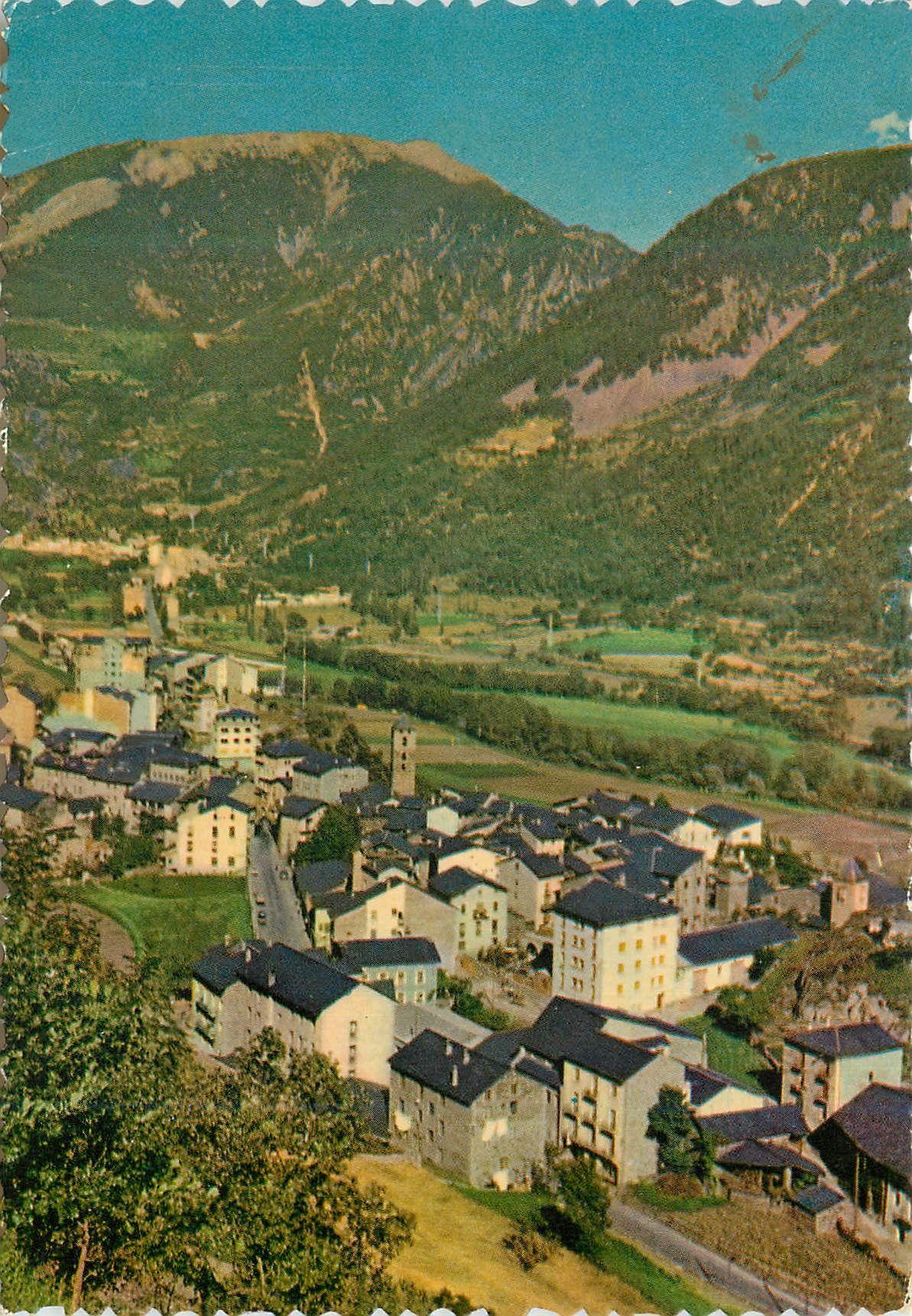 CPM Andorra la Vella Vue aerienne au fond Les Escaldes