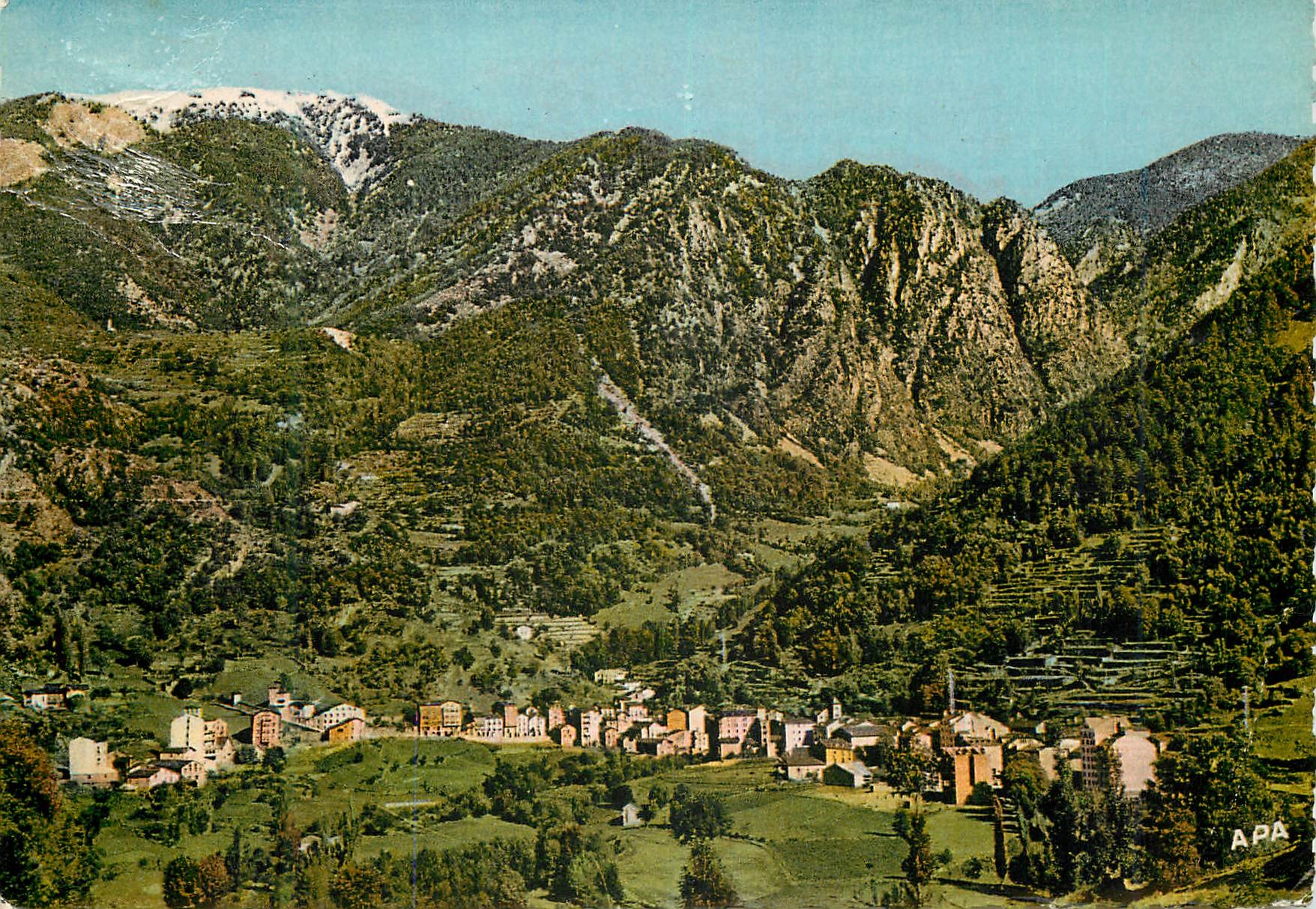 CPM Valls d Andorra Les Escaldes Vue generale de la Ville aux pieds des Montagnes 