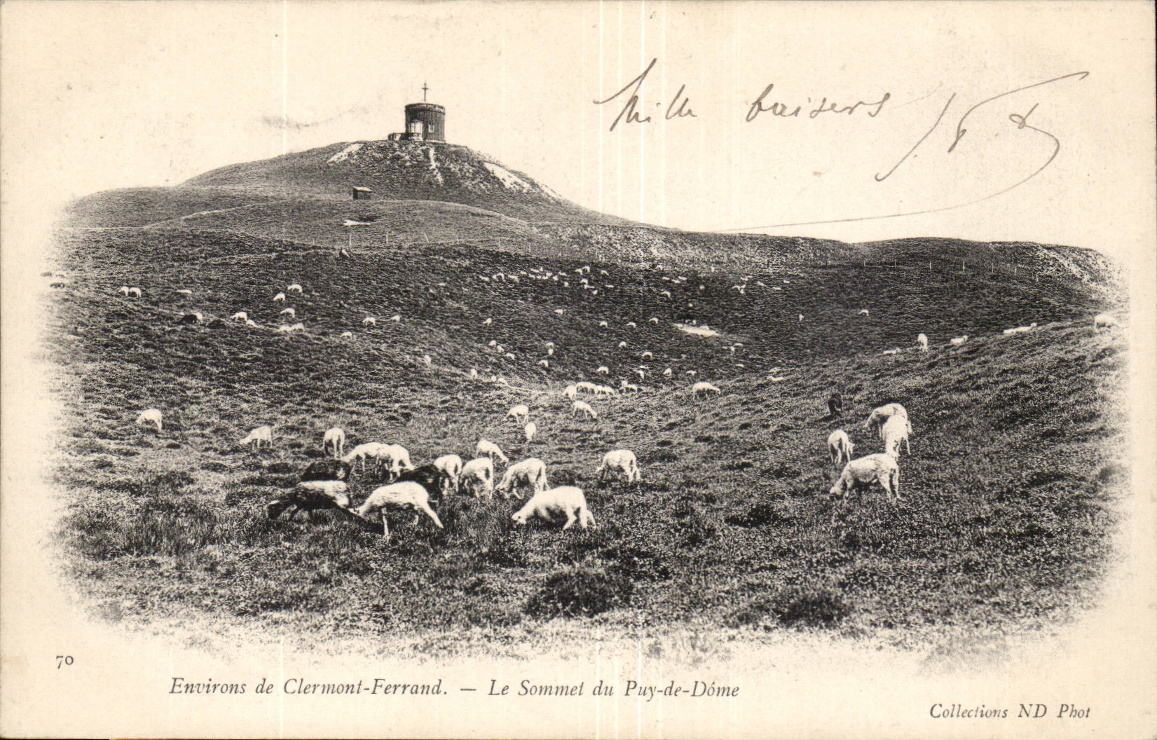 CPA Environs of Clermont Ferrand makes It of Puy de Dome (sheep)