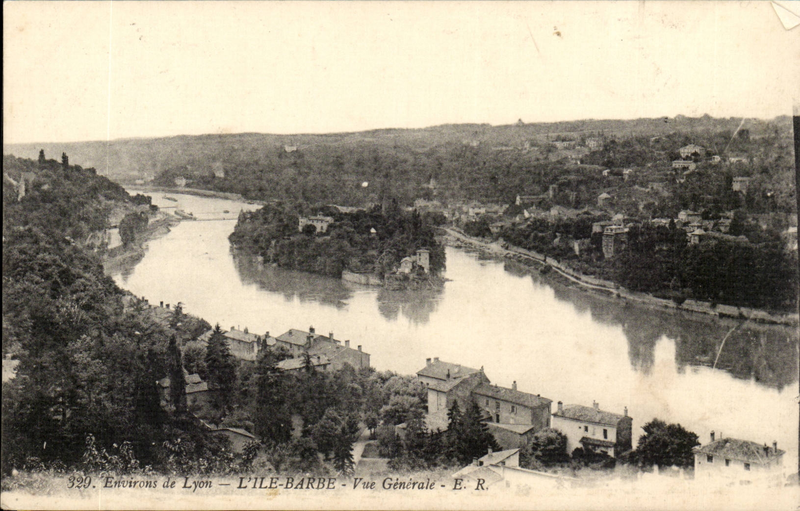 Environs de Lyon CPA L'ile Barbe Vue generale