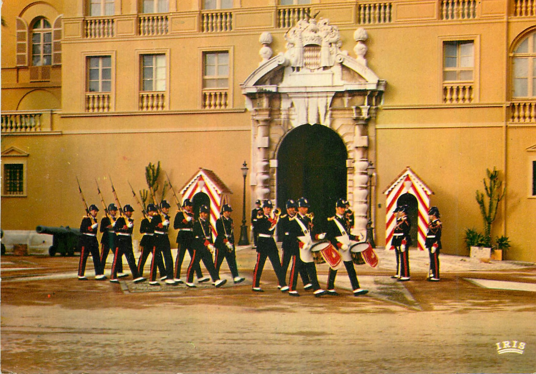 CPM REFLETS DE LA COTE D AZUR MONACO La relève de la Garde Princière devant le Palais Militaria