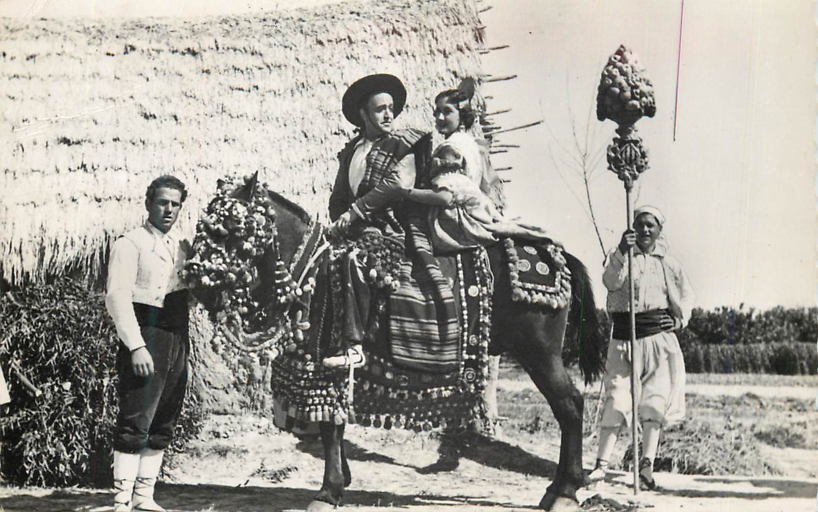 CPM Valencia Grupa valenciana Valencia avec a fiancee