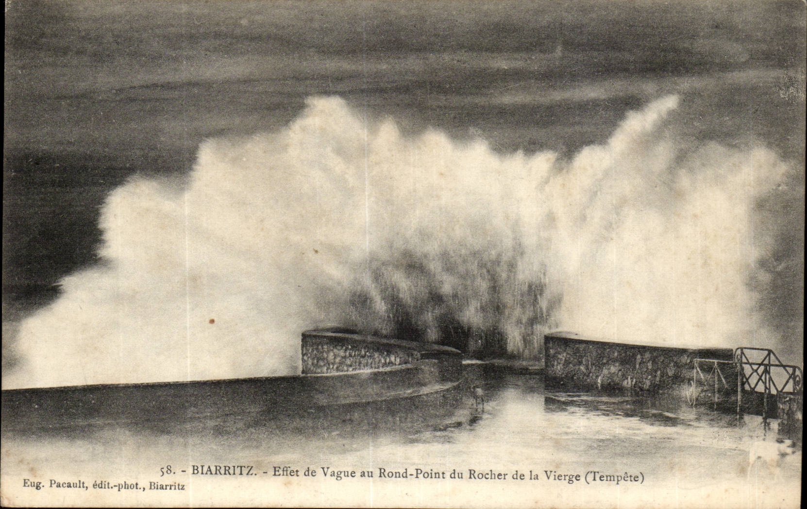 Biarritz CPA Efet de vague au rond point du rocher de la vierge (tempete)