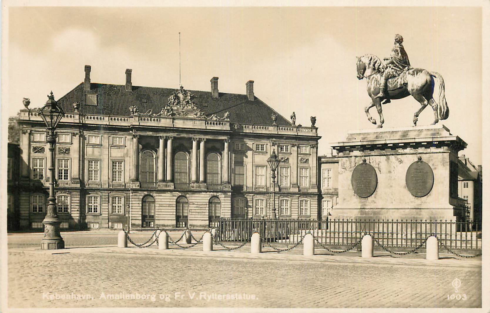 CPM Palais d Amalienborg avec la Statue Equestre de Chr V