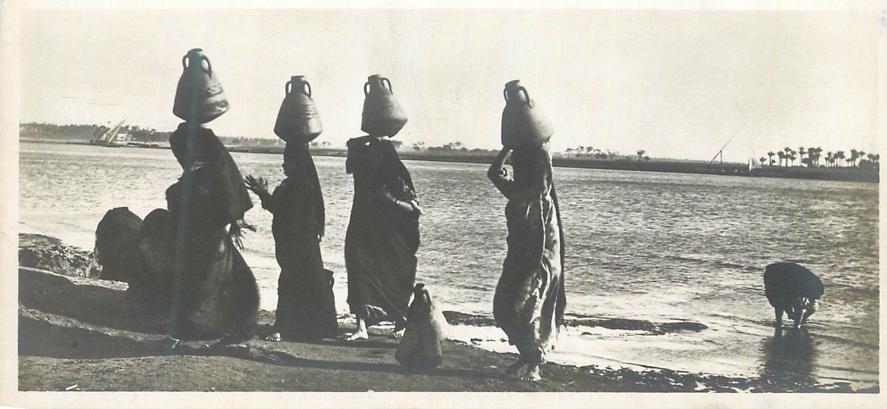 CPA Egypte Femmes Indigenes poiteuses d eau du Nil