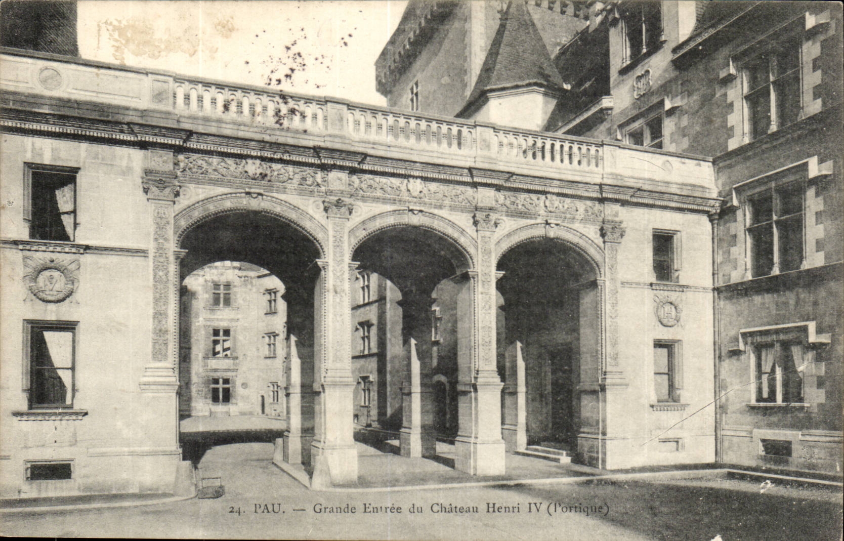 Large Pau CPA Entering of the castle Herni IV (gantry)