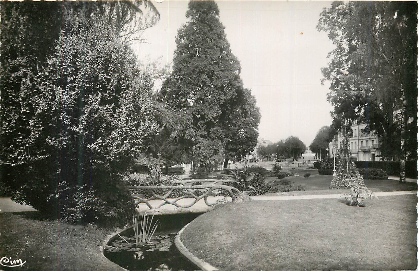CPM Chatellerault Vienne Jardin Public