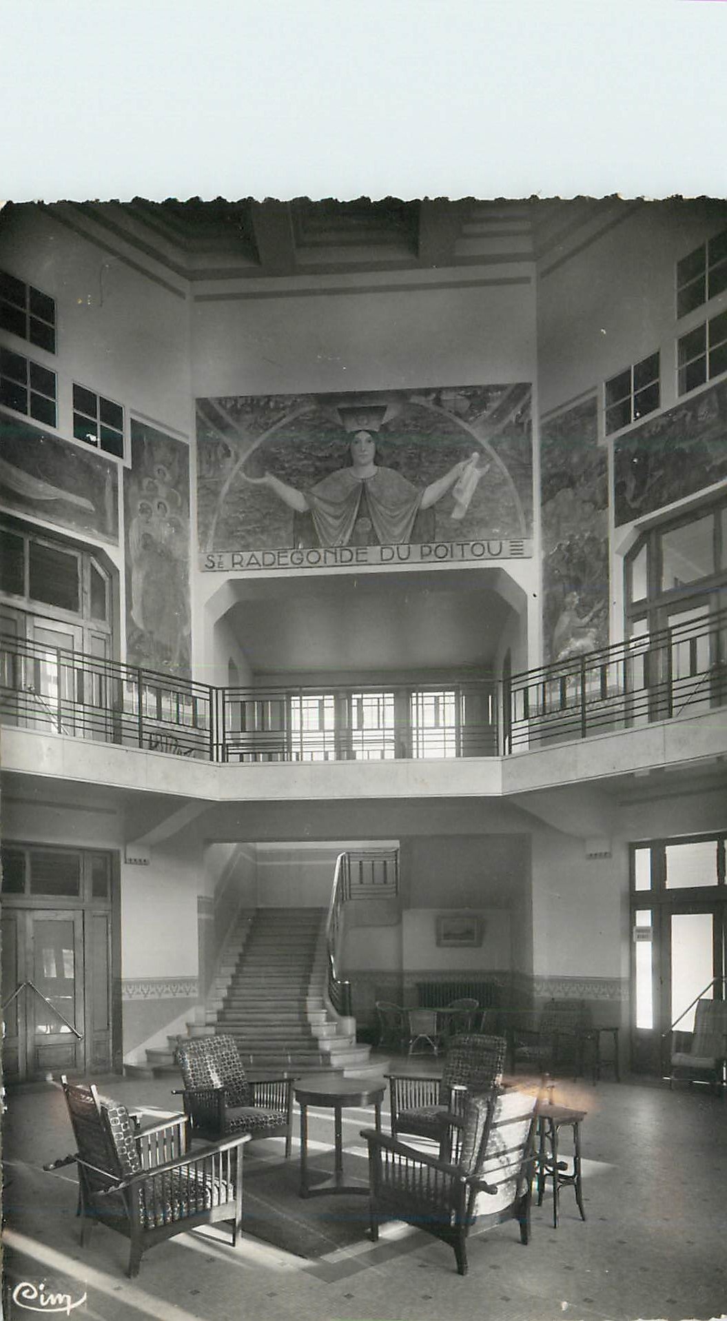 CPM La Roche Posay les Bains Vienne Hall d Entree de l Establissement Thermal