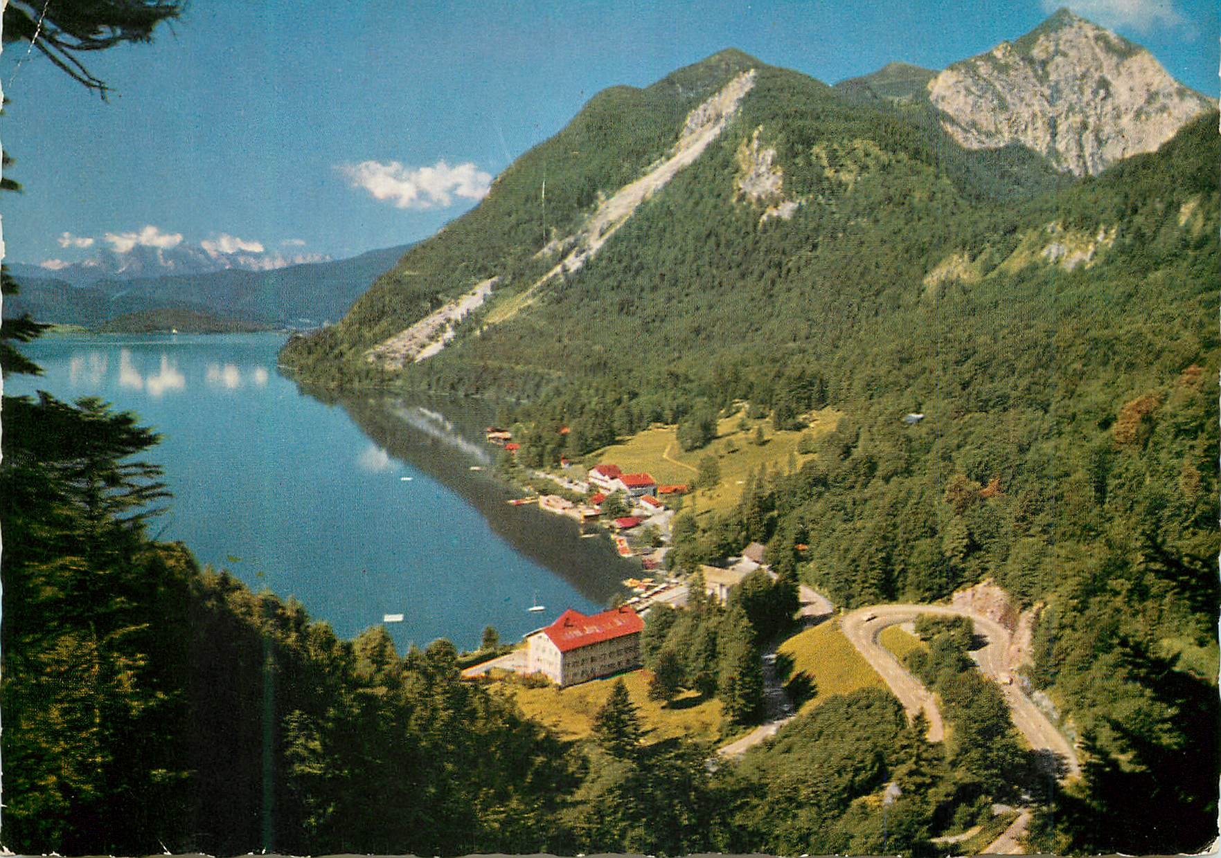 CPM Urfeld am Walchensee mit Kesselbergpassstrasse gegen Weltersteingebirge und Herzogstand